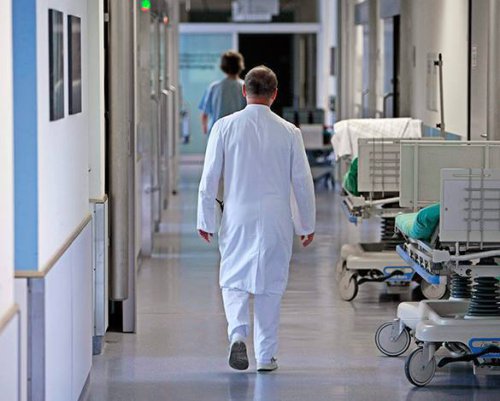 Ведущий онколог, уволенный в Киеве, получит место в России