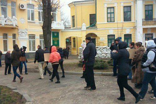 Военкомат Харькова забаррикадировался от участников антивоенного митинга