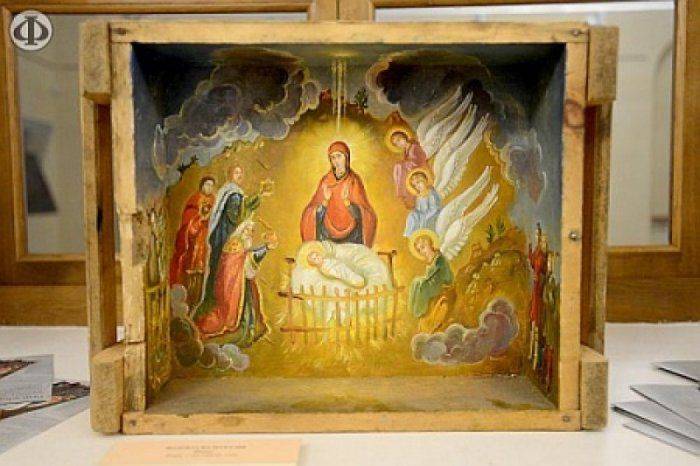 Украинские расстриги устроили выставку-продажу икон на ящиках от патронов  