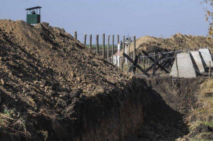 Донбасс обносят колючей проволокой