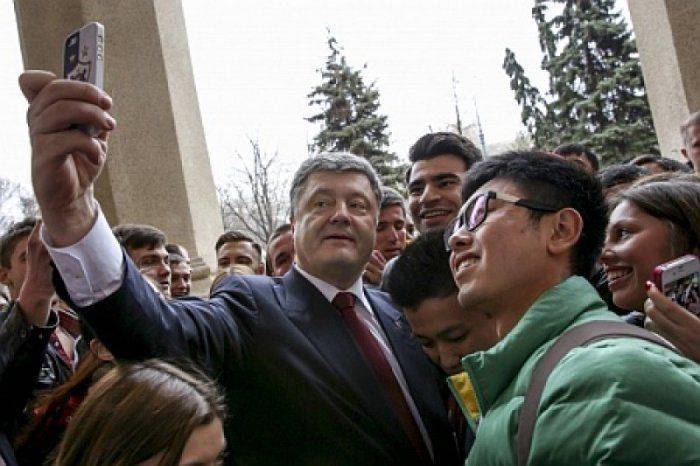 Харьковских студентов согнали на встречу с «вечно синим» Порошенко  