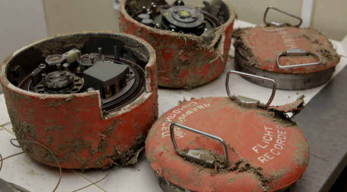 Данные чёрного ящика: в кабине самолёта Леха Качиньского распивали пиво, пилотов отвлекали от полёта  