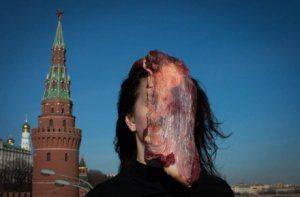 Украинская художница протестовала в Москве с куском мяса на голове