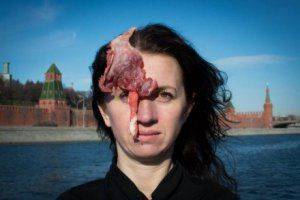 Украинская художница протестовала в Москве с куском мяса на голове