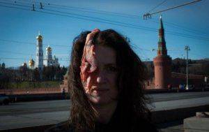 Украинская художница протестовала в Москве с куском мяса на голове