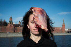 Украинская художница протестовала в Москве с куском мяса на голове