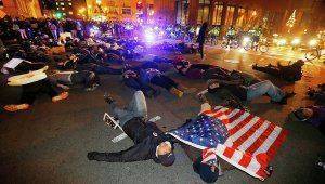 Полицейский произвол в США. В Нью-Йорке народ готов жечь покрышки.