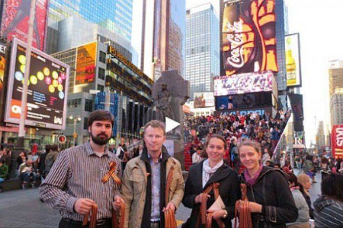 Тысячи георгиевских ленточек раздали в Нью-Йорке