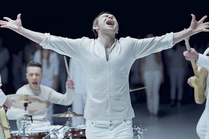 Подпевалы Майдана сменили пластинку: Вакарчук запел про «не ту войну»  