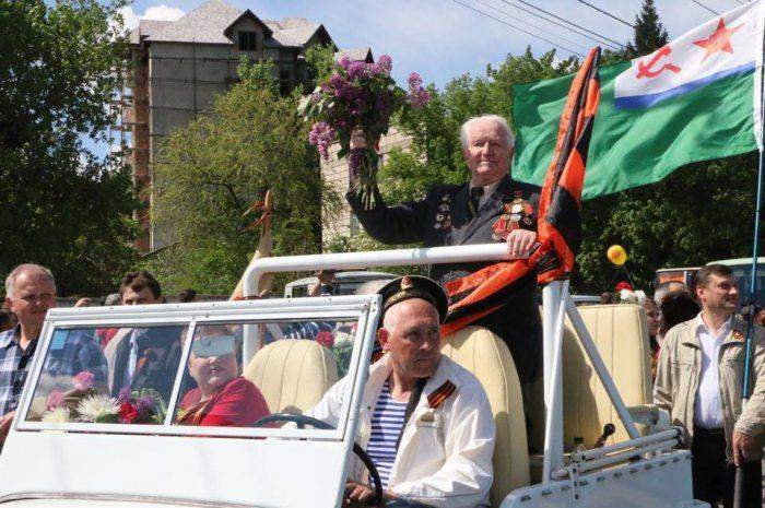 Удар с Запада: На марш под красными знамёнами в Кишинёве вышло 65 тыс человек