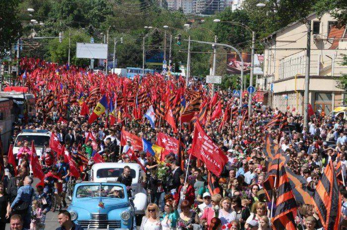 Удар с Запада: На марш под красными знамёнами в Кишинёве вышло 65 тыс человек