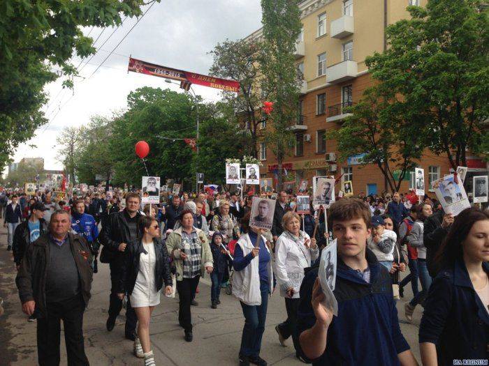 В Ростове-на-Дону с портретами героев-победителей прошли 20 тыс. человек