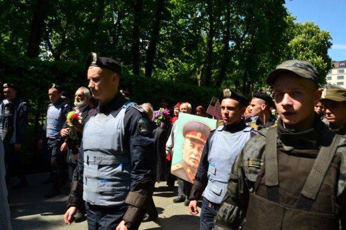 Твой дед на вышке у Гитлера стоял! — конфликт в Киеве из-за Сталина