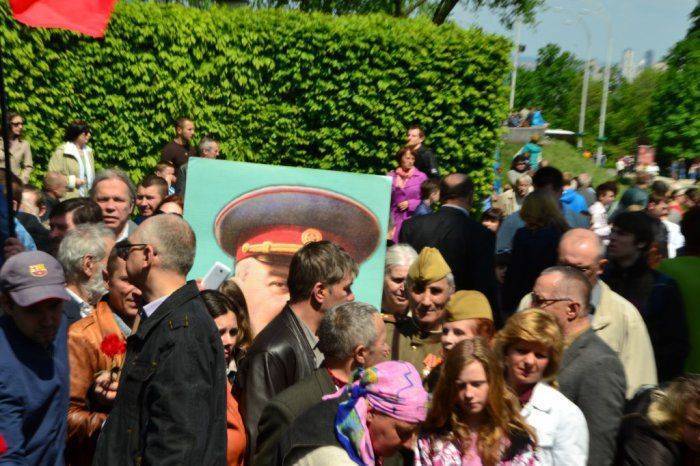 Твой дед на вышке у Гитлера стоял! — конфликт в Киеве из-за Сталина