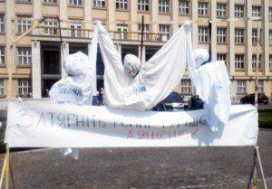 В центре Ужгорода вздернули на виселице чучела Порошенко, Яценюка и Гройсмана 