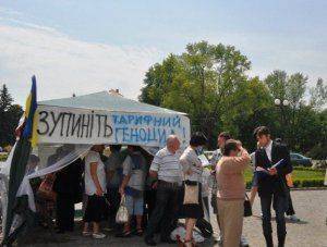 В центре Ужгорода вздернули на виселице чучела Порошенко, Яценюка и Гройсмана 