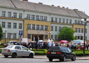 В центре Ужгорода вздернули на виселице чучела Порошенко, Яценюка и Гройсмана 