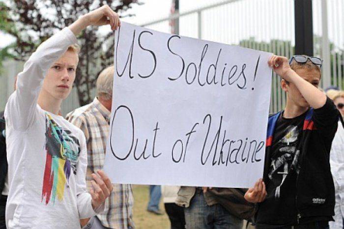 «США - вон из Украины!» Киев охватывает волна антиамериканских акций