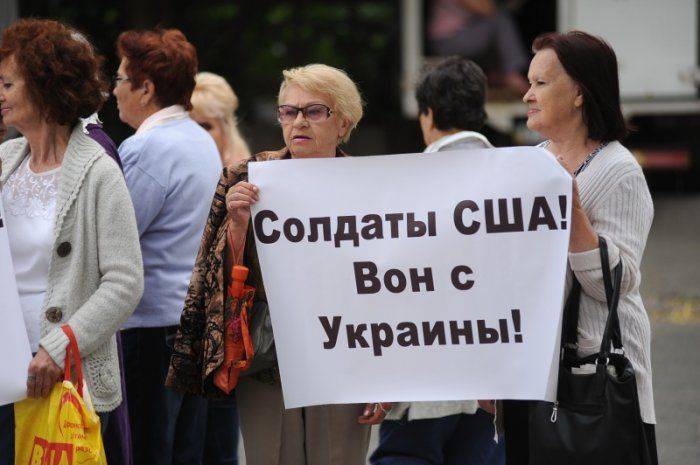 «США - вон из Украины!» Киев охватывает волна антиамериканских акций