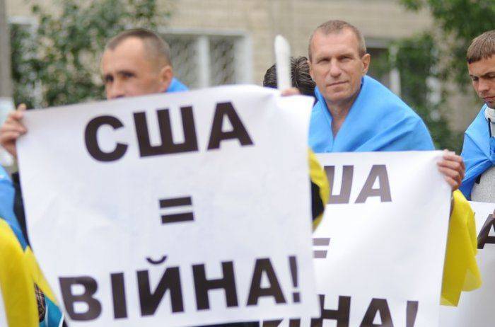 «США - вон из Украины!» Киев охватывает волна антиамериканских акций