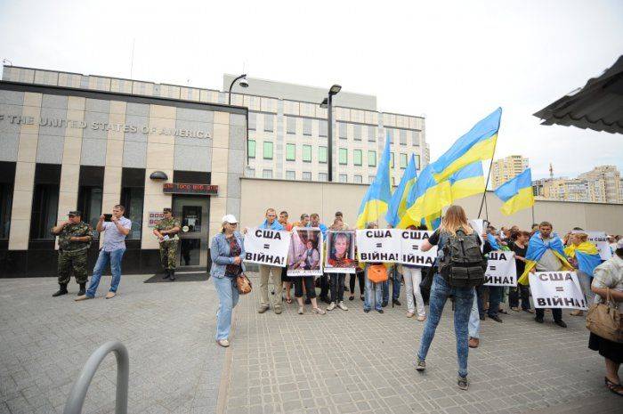 «США - вон из Украины!» Киев охватывает волна антиамериканских акций