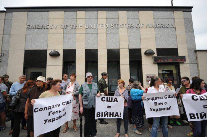 «США - вон из Украины!» Киев охватывает волна антиамериканских акций