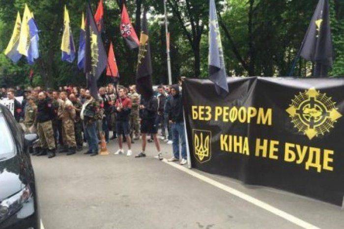 Львов устал от европейских цен и хочет, чтоб за все заплатил Яценюк  