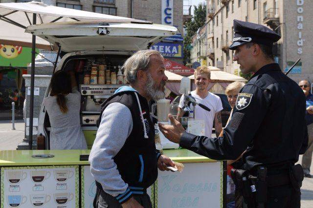 Очередное задержание. Патруль "скрутил" пожилого с тростью