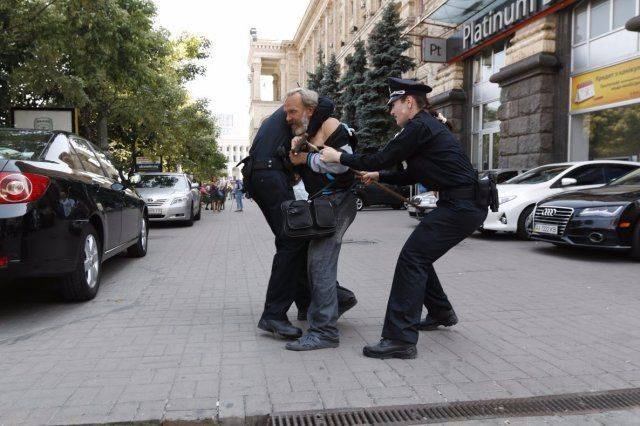 Очередное задержание. Патруль "скрутил" пожилого с тростью