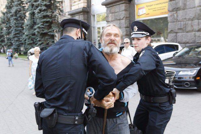 Очередное задержание. Патруль "скрутил" пожилого с тростью