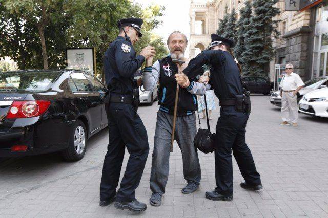 Очередное задержание. Патруль "скрутил" пожилого с тростью