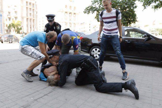 Очередное задержание. Патруль "скрутил" пожилого с тростью