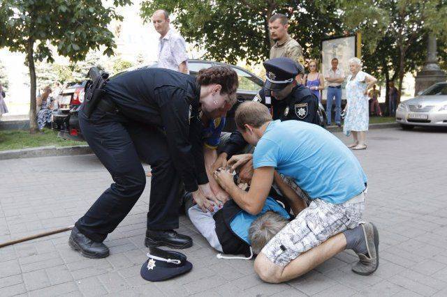 Очередное задержание. Патруль "скрутил" пожилого с тростью