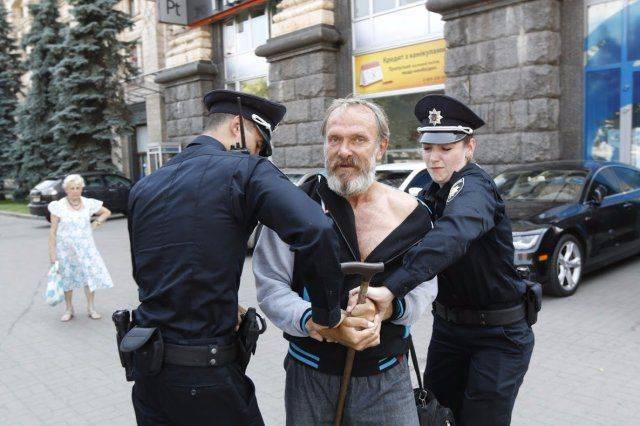 Очередное задержание. Патруль "скрутил" пожилого с тростью