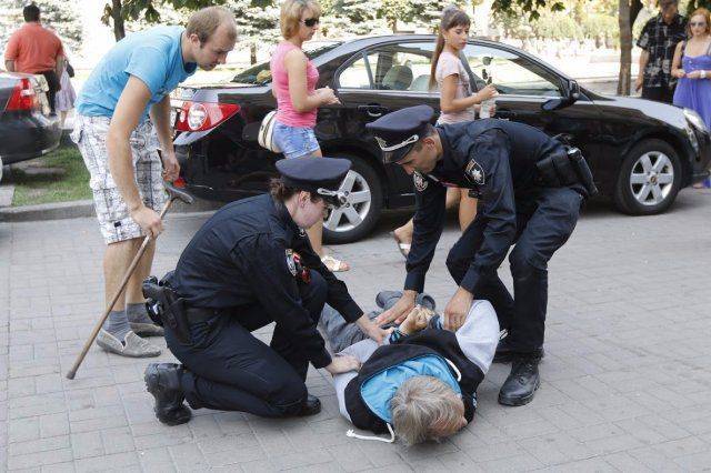 Очередное задержание. Патруль "скрутил" пожилого с тростью