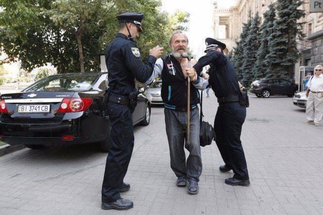 Очередное задержание. Патруль "скрутил" пожилого с тростью
