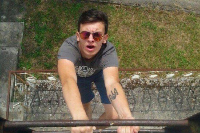 Львовский студент выслан из Польши за «фак» мемориалу жертвам концлагеря  