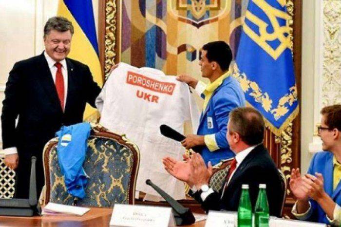 Порошенко подарили пододеяльник в виде кимоно
