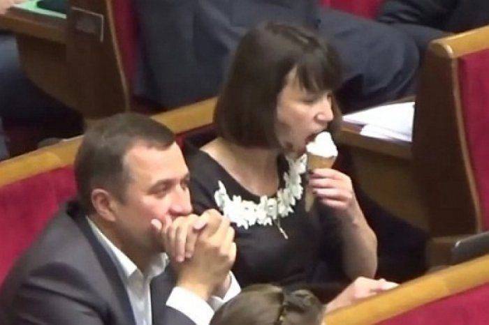 Причандалы депутата: 6-й «айфон» и футляр для банана 