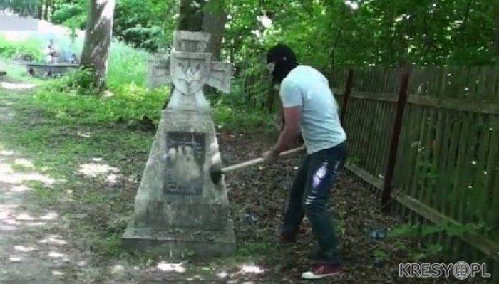 «Полякам, погибшим от бандеровских выродков»— в Польше меняют таблички на памятниках УПА 