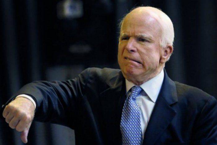 Старик Маккейн разочаровался в своих подопечных и назвал Порошенко тупым дебилом 