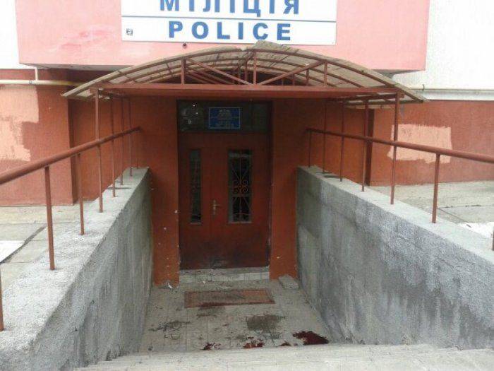 Возле райотделов милиции во Львове прогремели взрывы, есть раненые