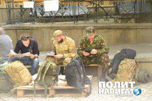 Вместо Путина «Правый сектор» теперь посылает Яценюка, Порошенко и Найема 