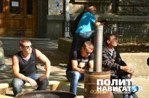 Вместо Путина «Правый сектор» теперь посылает Яценюка, Порошенко и Найема 