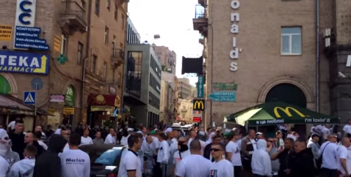 В Киеве на Майдане после столкновений польских и украинских ультрас, спецназ окружил поляков