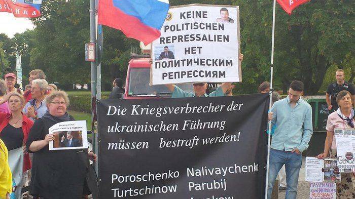 В Берлине Порошенко напомнили об убийствах на Донбассе 