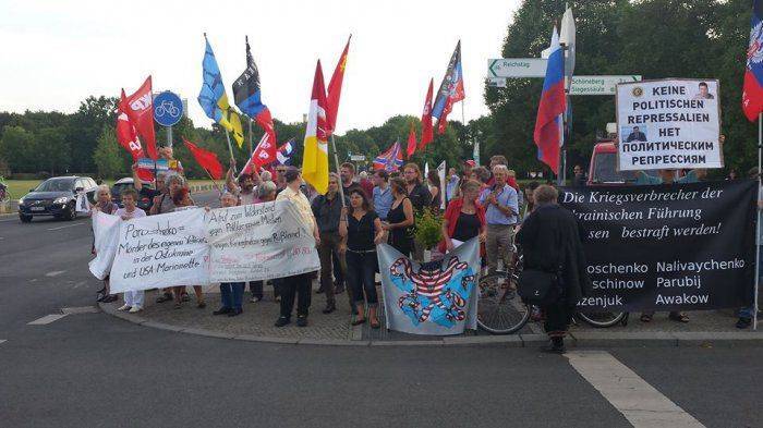 В Берлине Порошенко напомнили об убийствах на Донбассе 