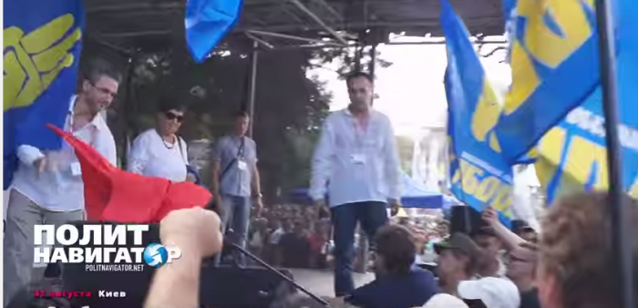 Возле Верховной Рады митингующие подрались друг с другом из-за Фарион