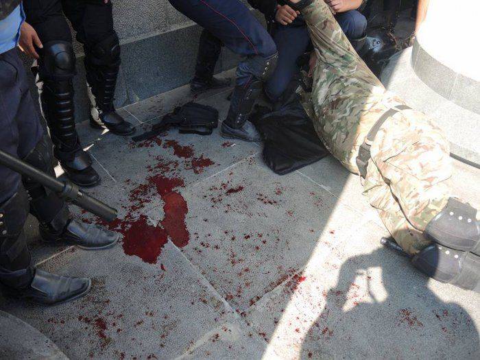 Возле Верховной Рады взорвали боевую гранату