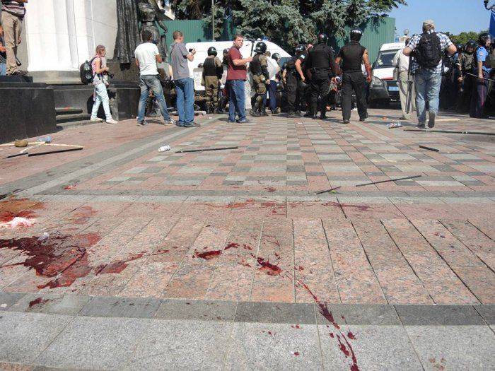 Возле Верховной Рады взорвали боевую гранату